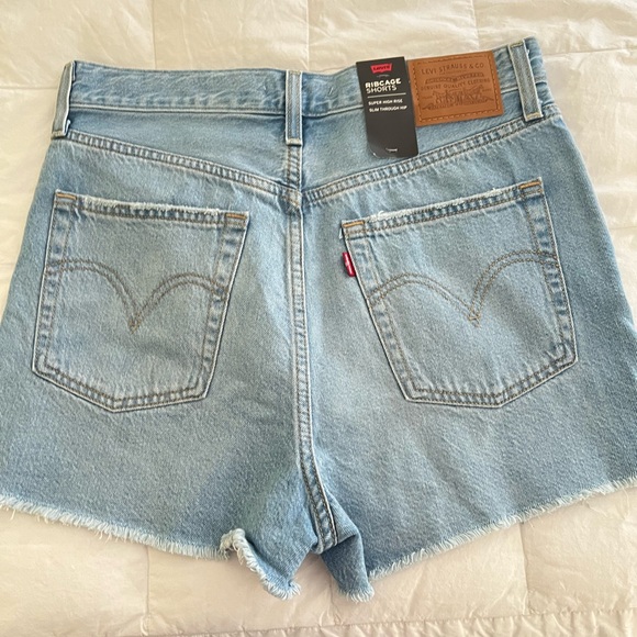 Levi’s ribcage shorts NWT size 30 - Picture 3 of 6